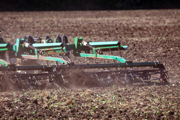 多功能中耕机具有圆盘、耕、耙等二次耕作工具——农用土壤通过机械搅拌的各种类型，如挖掘、搅拌、翻转等。图片下载