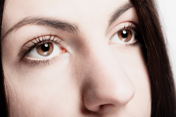 一个黑发女孩的特写图片下载