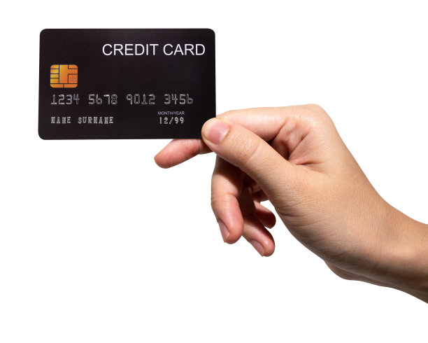 女人的手拿着黑色信用卡孤立在白色背景上。图片下载