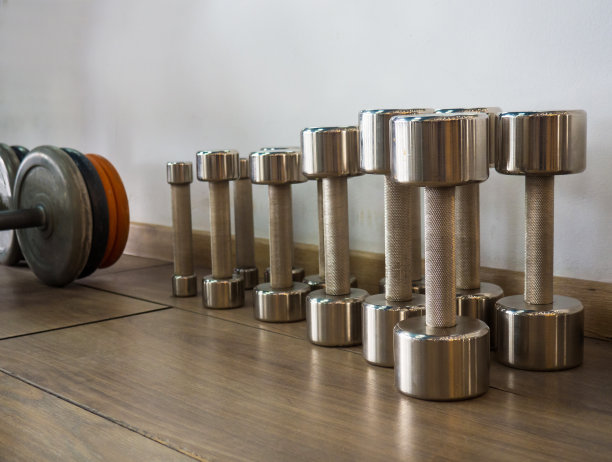 健身房一排排的哑铃。健身俱乐部用沉重的哑铃架。锻炼健身的概念。图片下载