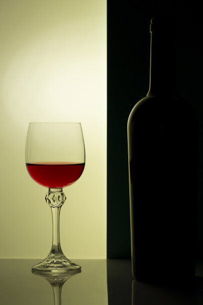 静物用玻璃瓶和酒杯图片下载