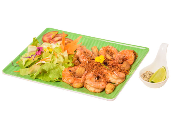 大蒜炸虾，孤立在白色背景上。图片下载