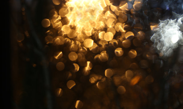 街道眩光和在黑色背景上的灯图片下载