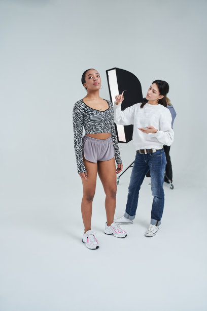 专业化妆师工作与多种族舞蹈模特图片下载