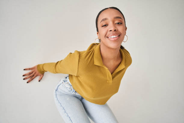 快乐的多种族妇女看着镜头的快乐脸和牙齿微笑图片下载