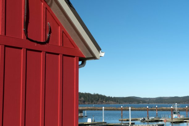 威拉帕的红色小屋，背景是码头图片下载