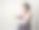 肥胖快乐的女人吃薯片的特写图片下载