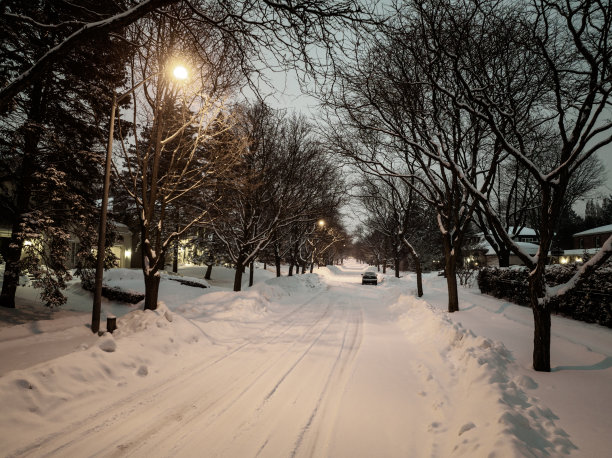 冬天，北约克地区贵族住宅区的雪夜图片下载