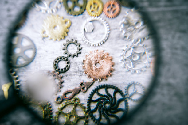 用放大镜看石板上的齿轮图片下载