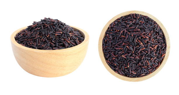 木碗米饭米饭孤立在白色背景。木碗上不同角度的米饭。图片下载