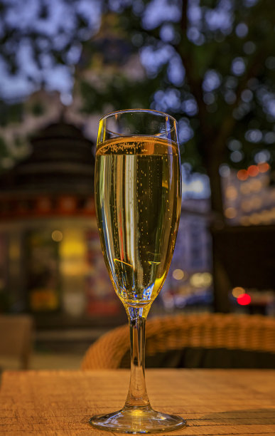 在西班牙马德里市中心露天酒吧的气泡卡瓦葡萄酒图片下载