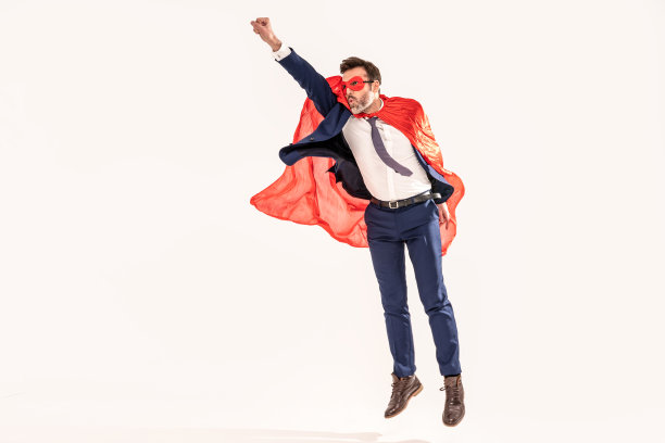 超级优雅的商人，英雄在红色面具和斗篷飞行在白色的工作室背景。援助之手。图片下载