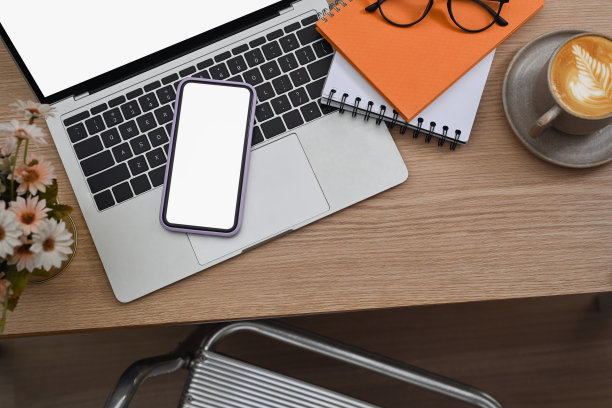 设计使用电脑笔记本电脑，智能手机，笔记本电脑和咖啡杯的工作场所。图片下载
