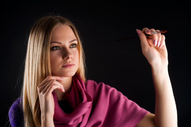 漂亮的女画家图片下载