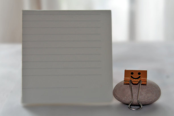 桌上有空白的信纸。图片下载