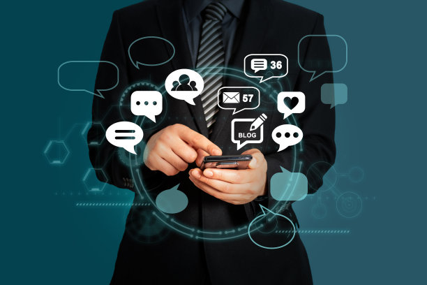 带有图标的博客文本的数字合成图像。博客概念与男子拿着手机。图片下载