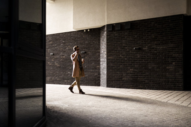 商人边走边用智能手机聊天图片下载