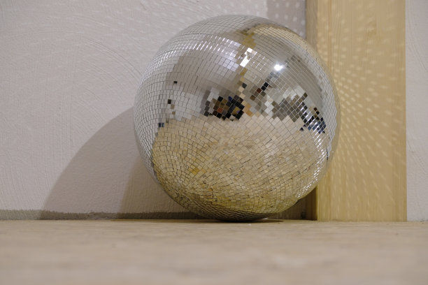 准备安装一个大的迪斯科球。迪斯科舞厅地板上的镜子迪斯科球。图片下载