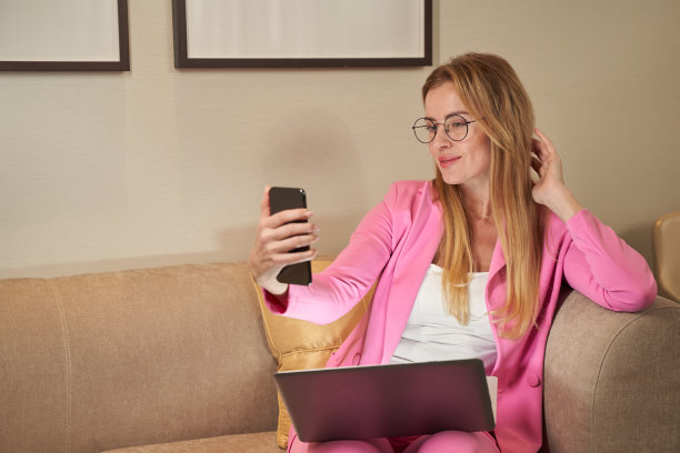 漂亮的女商人用智能手机自拍图片下载