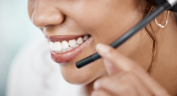 特写镜头的一个不认识的女性呼叫中心代理工作在她的办公桌在办公室图片下载