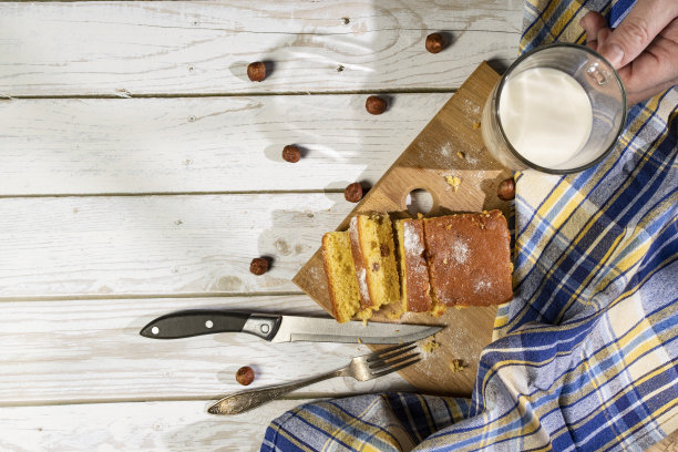 在木桌和智能手机上放上自制的葡萄干、巧克力、坚果和牛奶饼干。早餐。关闭了。图片下载
