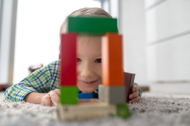 笑着开心的孩子玩着施工套图片下载