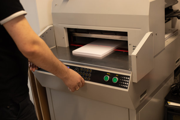 裁剪图像的人用手裁纸机、剪纸机、胶印机。按钮、电子板、显示、设置激光水平图片下载