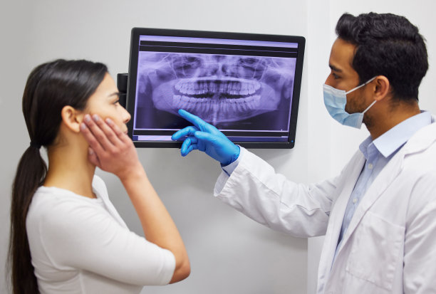 一名牙医讨论病人的牙齿x光检查结果的镜头图片下载