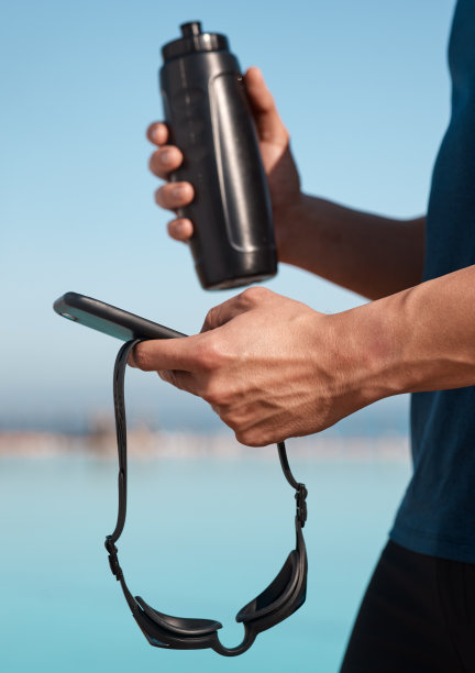 一个不认识的男人在游泳前用智能手机拍的照片图片下载