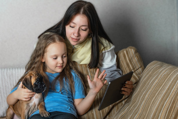 在家与家人和朋友进行远程在线交流图片下载