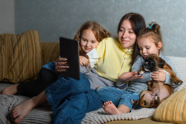 通过友好的在线交流，家人在家里玩得很开心图片下载