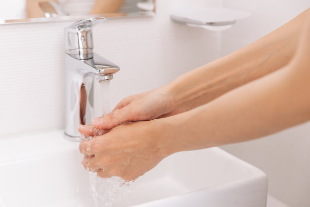 在水龙头下洗手。手部卫生概念细节。用肥皂洗手以预防冠状病毒的传播，防止冠状病毒在公共卫生间或公共卫生间的卫生传播图片下载