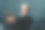 聚焦白发苍苍的老年男性在黑暗的客厅里坐在椅子上阅读纸质书的特写，与文学放松休息。图片下载