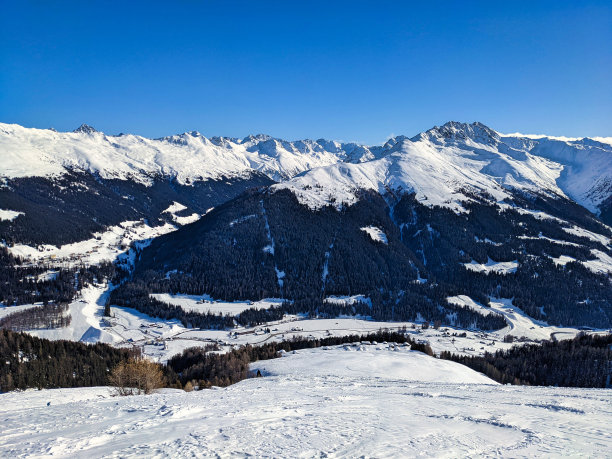 在达沃斯Skitour。从斯特雷拉山口开始在Chorbschhorn进行滑雪登山。Grisons山脉的冬季景观图片下载