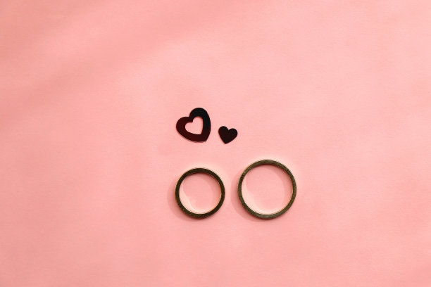 结婚戒指和心形纸屑图片下载