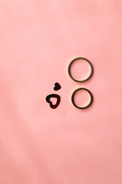 结婚戒指和心形纸屑图片下载