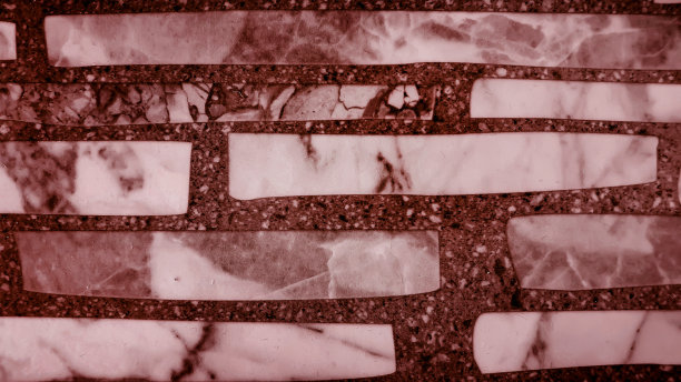 红色大理石和卵石纹理瓷砖的背景。浅大理石人行道上的棕色卵石背景在近距离的观点。豪华典雅的背景。图片下载