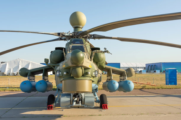 军用直升机停在基地机场。图片下载
