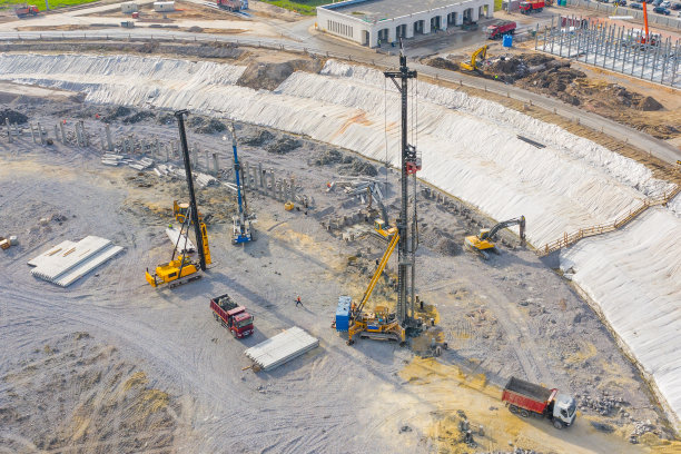 钻孔机、钻孔桩机在施工现场鸟瞰图。图片下载