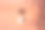 小的白色和巧克力环形甜甜圈与釉面和彩色碎屑龙血树的阴影在一个棕色的柔和的背景。图片下载