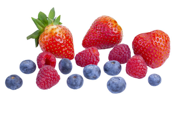 草莓，覆盆子和蓝莓孤立在白色背景上图片下载