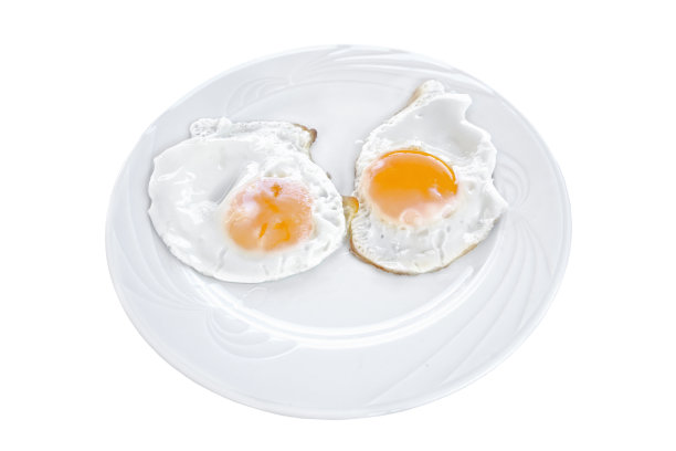 鸡蛋:煎鸡蛋，早餐在桌子上，孤立在白色背景，在俯视图食物烹饪照片对象设计图片下载