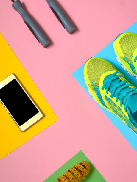 运动器材有跑鞋，跳绳，黑色屏幕的手机，彩色背景的卷尺，文字复制空间。俯视图，平躺。运动，健身理念，健康生活方式图片下载