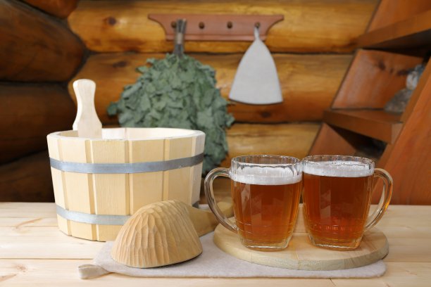 桑拿时喝几杯淡啤酒。图片下载