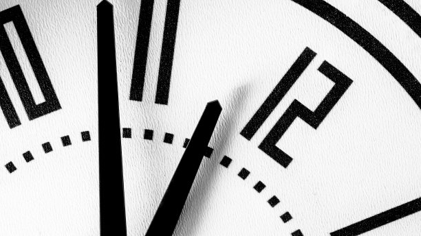 时针指向十二点差五分图片下载