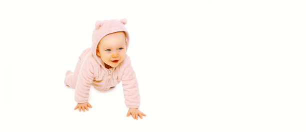 快乐可爱的小婴儿爬行在粉红色的浴衣地板上的白色背景，横幅空白复制空间的广告文字图片下载