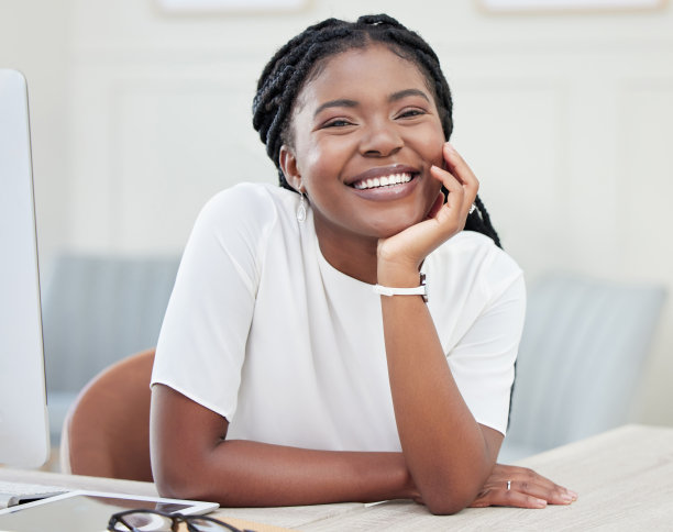 一张年轻漂亮的女商人在办公室休息的照片图片下载