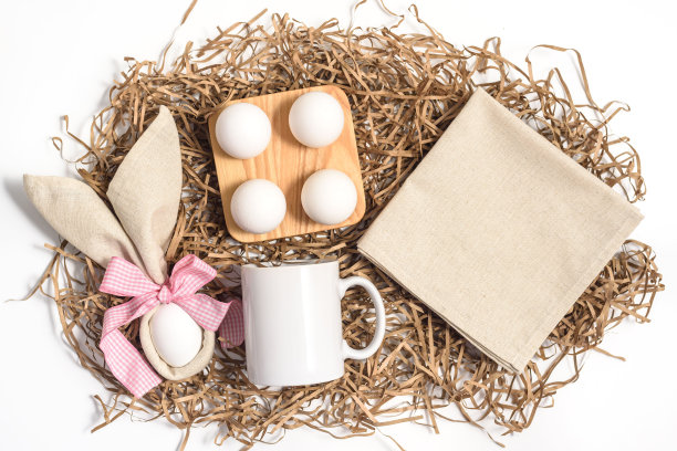 复活节咖啡杯，亚麻餐巾和鸡蛋图片下载