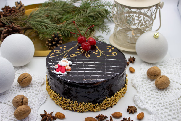 和圣诞老人一起吃美味的巧克力蛋糕图片下载