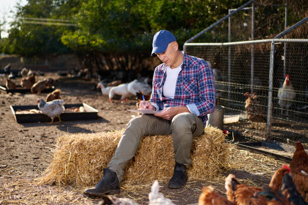 农民在养鸡场签合同图片下载